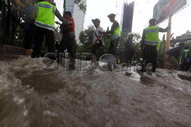 Di Lokasi Banjir, Polisi Kerahkan Patroli Perahu