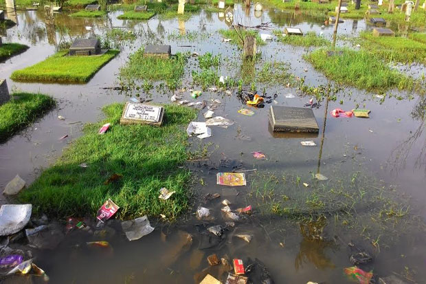 Ratusan Makam di TPU Pondok Kelapa Terendam Banjir