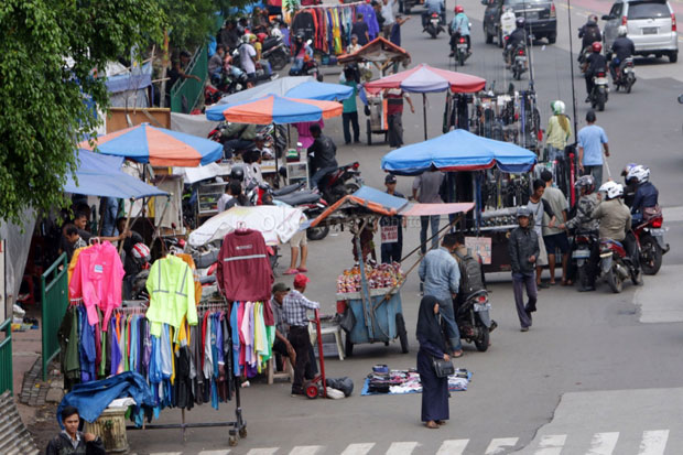 Musim Hujan, Penjualan Jas Hujan di Depok Meningkat