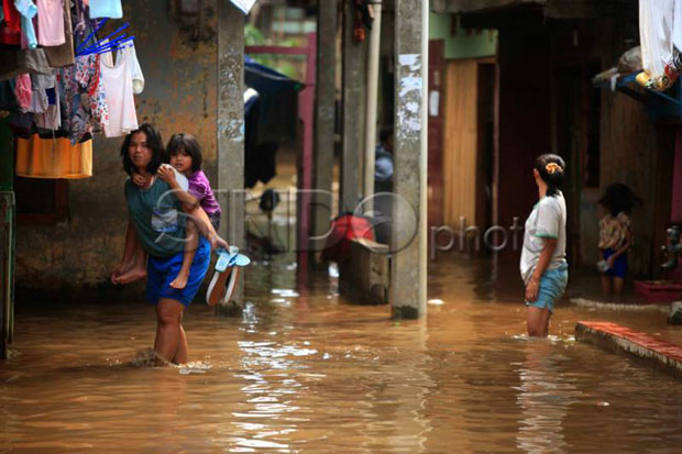 Belum ke Wihara, Enci Tunggu Banjir Kampung Pulo Surut