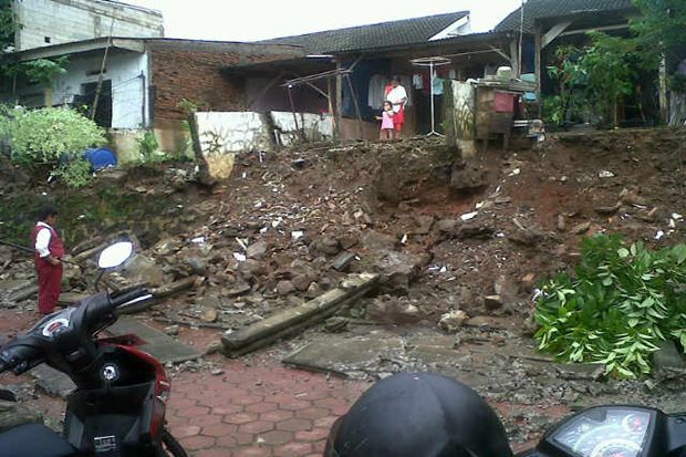 Hujan Lebat, Empat Rumah Ambrol di Depok