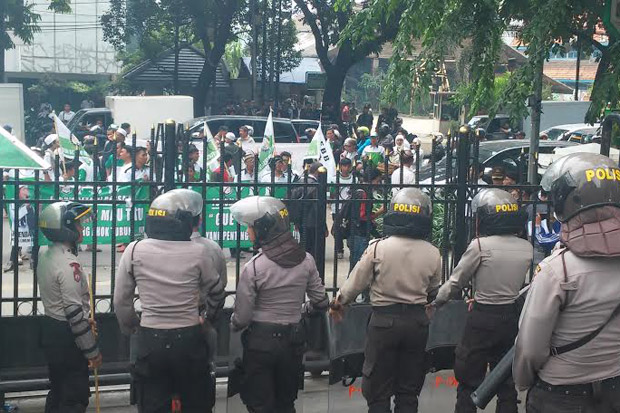 Demonstran Tolak Ahok Mendatangi Gedung DPRD DKI