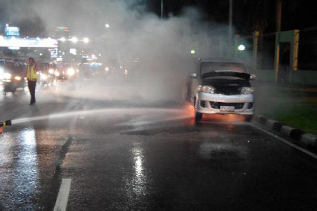 Minibus Terbakar di Depan Gedung DPR RI