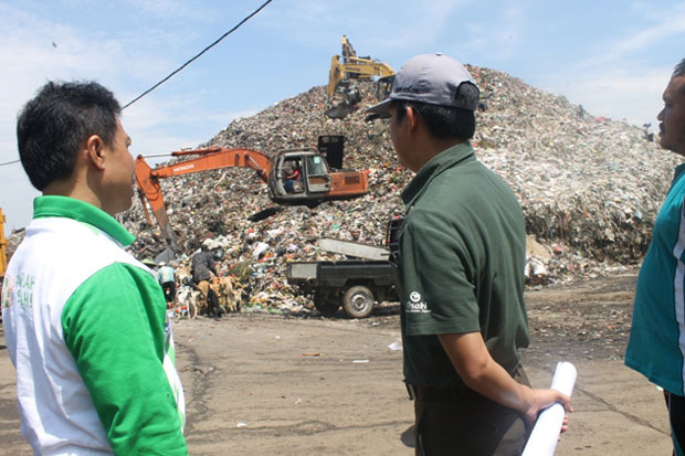 Tiap Hari, 500 Ton Sampah Numpuk di TPA Cipayung