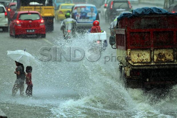 Diguyur Hujan Semalaman Jalan di Jakarta Banjir