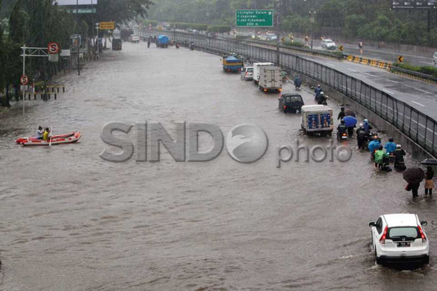 Diguyur Hujan Deras, Jalan di Jakarta Tergenang