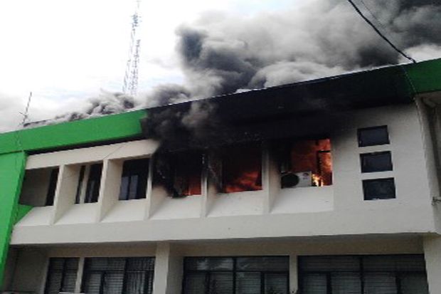 4 Mobil Damkar Jinakkan Api di Kantor Wali Kota Bekasi