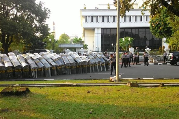 Lempar Batu, Demo di Depan Istana Negara Ricuh