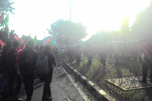 Merangsek ke Istana Negara, Mahasiswa dan Polisi Bersitegang