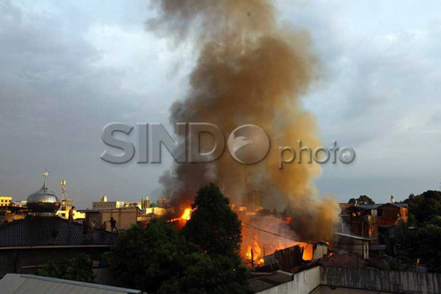 Kantor Kelurahan Senen Terbakar, 25 Mobil Damkar Dikerahkan