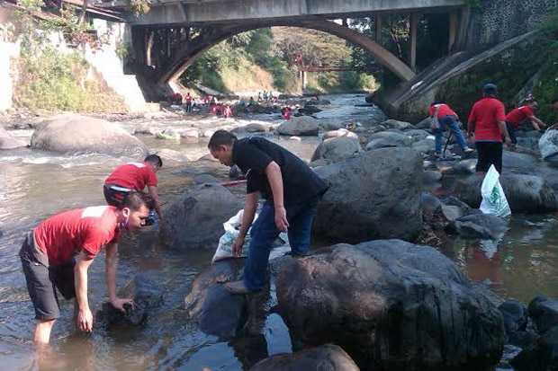 Hari Jadi Bogor, Puluhan Warga Nyebur ke Sungai Ciliwung