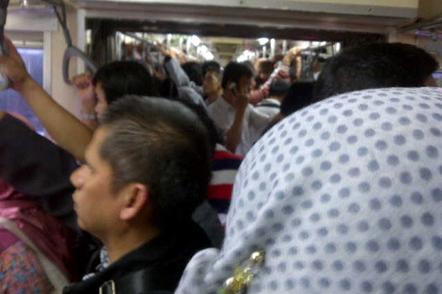 Penumpang Commuter Line Melahirkan di KRL Tangerang-Duri