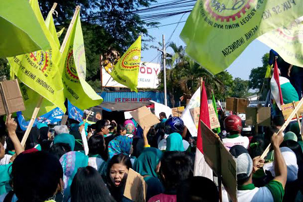 Ratusan Buruh Depok Demo, Jalan Raya Bogor Macet