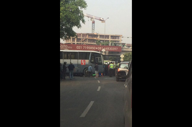Petugas Kesulitan Evakuasi Motor di Kolong Bus Transjakarta