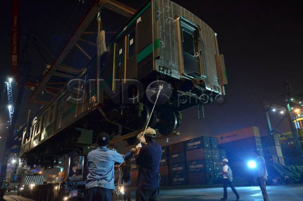 Siang Ini 30 Unit Kereta Asal Jepang Tiba di Tanjung Priok