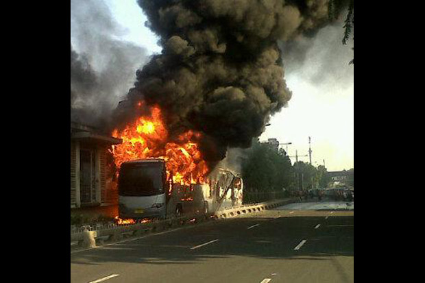 Bus Transjakarta Terbakar di Depan Halte UI Salemba