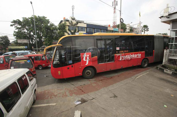 Sopir Ngantuk, Bus Transjakarta Tabrak Separator Busway