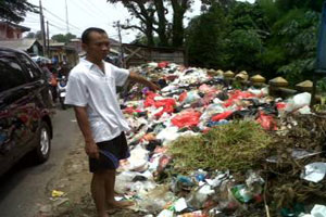 Buang Sampah Sembarangan, Dinas Kebersihan Ancam Tahan KTP