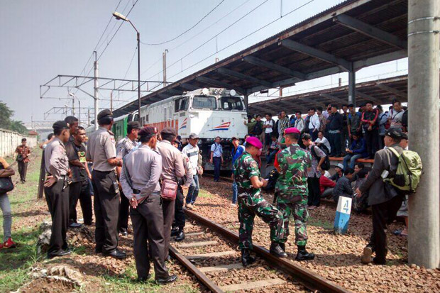 Blokade Kereta, Warga Batuceper Ogah Digusur Terus Jadi Gembel