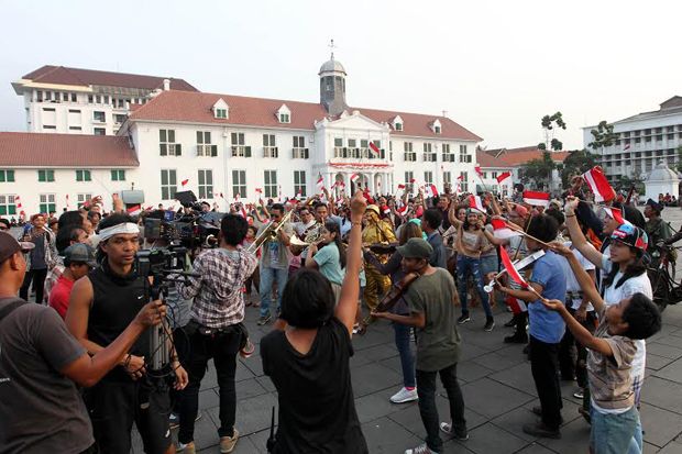 Nyanyikan Indonesia Pusaka, Pengunjung Kota Tua Menangis