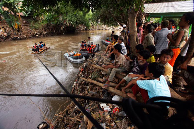 Dua Warga Bekasi Hilang Terseret Arus Sungai Kalimalang
