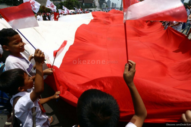 Komunitas Ciliwung Bentangkan Bendera Sepanjang 70 Meter