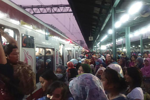 Imbas Kereta Anjlok, Penumpang Commuter Line Menumpuk