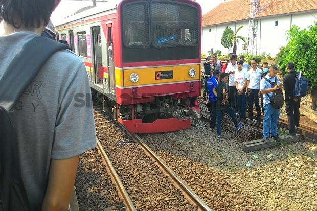 Commuter Line Bekasi-Jakarta Kota Anjlok
