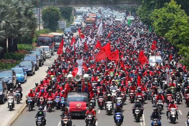 Polisi Jaga Ketat Iring-iringan Ratusan Buruh dari Depok