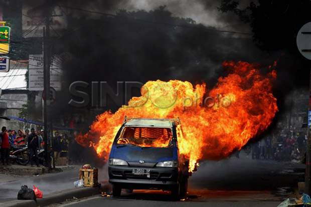 Kebakaran di SPBU, Dua Minibus Ludes Terbakar