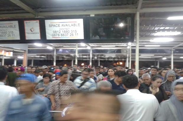 Ribuan Penumpang Padati Stasiun Manggarai