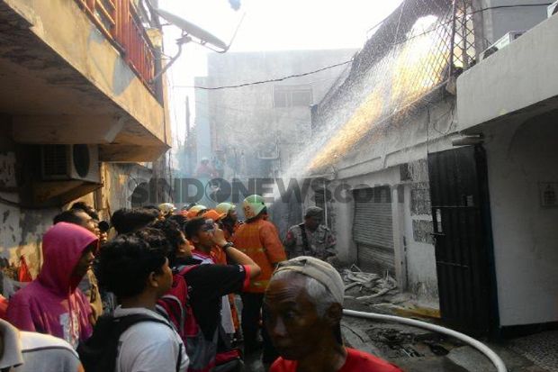 Evakuasi 5 Korban Kebakaran di Gunung Sahari Gunakan Tali