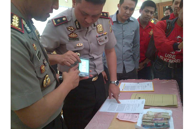 Pakai Handphone, 5 Pegawai Bank Keliling Diringkus Polisi