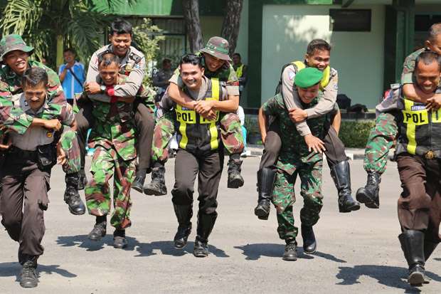 Polisi Bagi Tumpeng ke Posko TNI Bandara Soetta