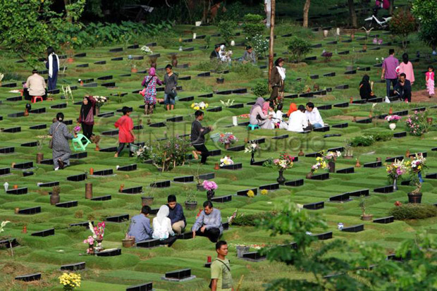 Tangis Keluarga Iringi Pemakaman Ibu dan Anak di Cakung