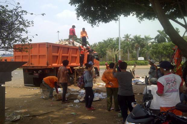 Pasukan Oranye Bersihkan Sampah GBK