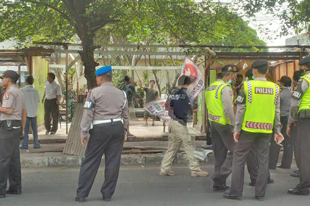 Polisi Kawal Pembongkaran 55 Bangunan Liar di Pancoranmas
