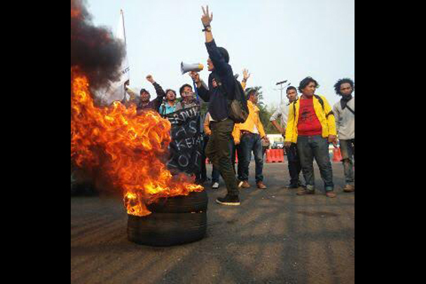 Demo di DPR, Mahasiswa Bakar Ban Bekas