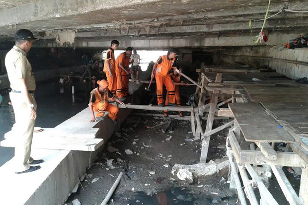 Gubuk Liar di Kolong Jembatan Jatibaru Dibongkar