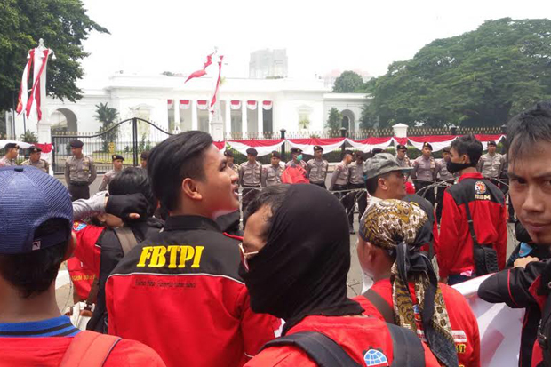 Ribuan Buruh Geruduk Kantor Jokowi, Lalulintas Dialihkan