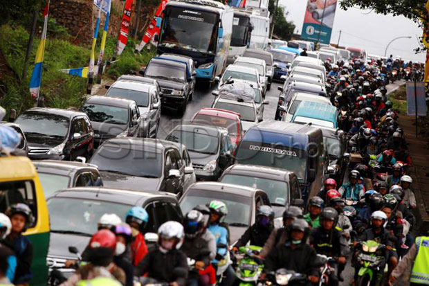 Jalan Diponegoro Lumpuh, Polisi Lakukan Contra Flow