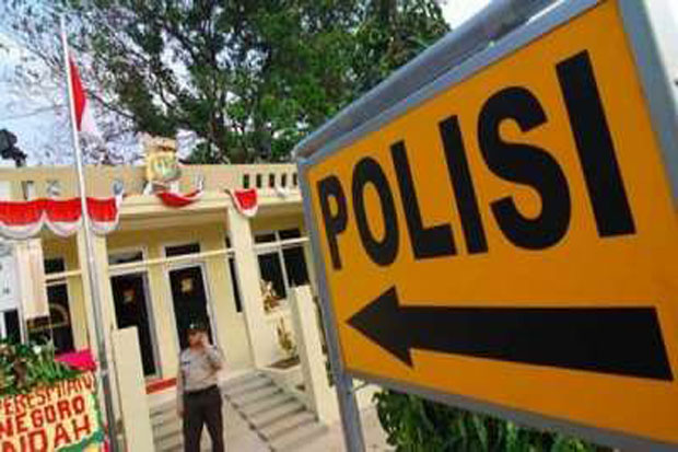 Polisi Gerebek Gudang Baju Impor Bekas di Cakung