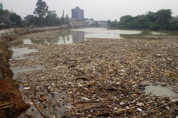 Sungai Cisadane Dipenuhi Sampah