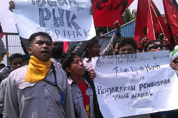 Kena PHK, Ratusan Buruh Kepung Pabrik di Bekasi
