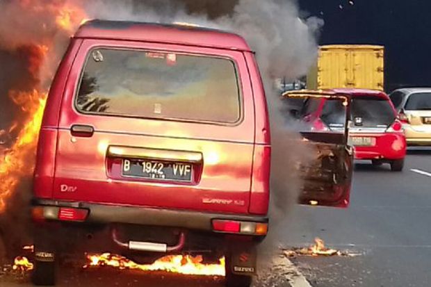 Minibus Terbakar di Tol JORR