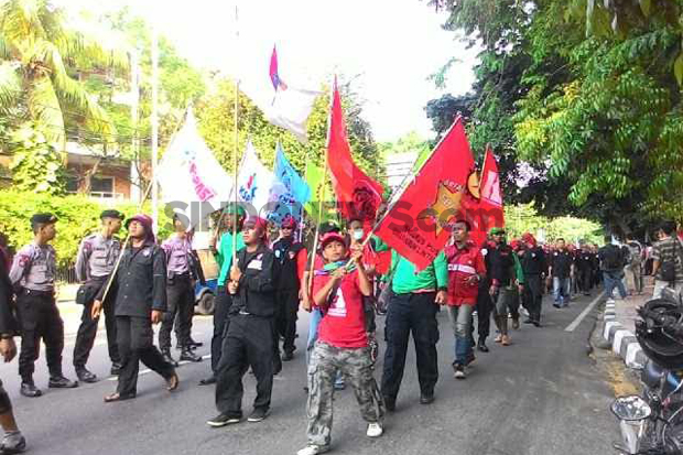 Longmarch dari Bandung, Ribuan Buruh Tiba di Tugu Proklamasi