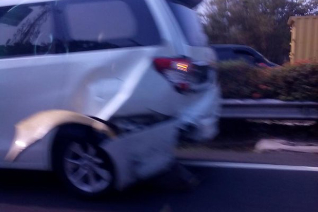 Toyota Alphard Terlibat Kecelakaan dengan Taksi di Tol Bandara