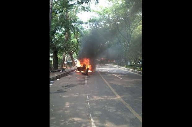 Hendak Diservis, Angkot RB11 Terbakar di Tangerang