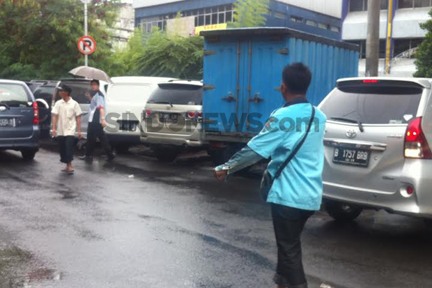Lemah Pengawasan, Parkir Liar di Jakarta Barat Makin Menjamur