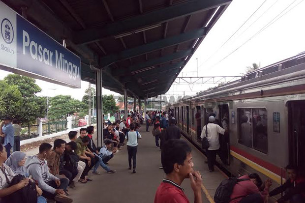 Listrik Padam, Commuter Line Tertahan di Stasiun Pasar Minggu